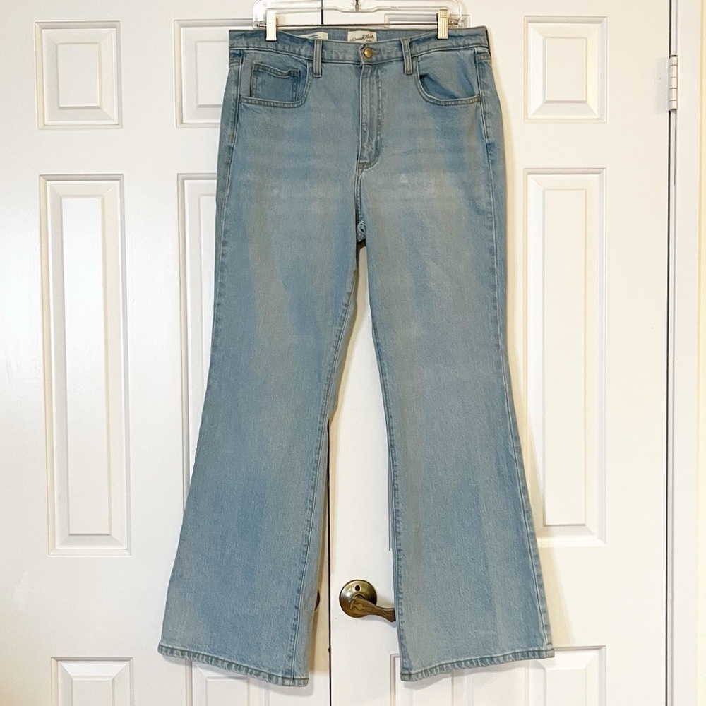 Universal Thread High Rise Flare Light wash denim blue Jeans. Size 14